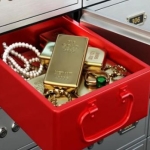 بینک افسر نے لاکرز میں رکھے لوگوں کا کروڑوں روپے مالیت کا سونا جوئے میں اُڑا دیا